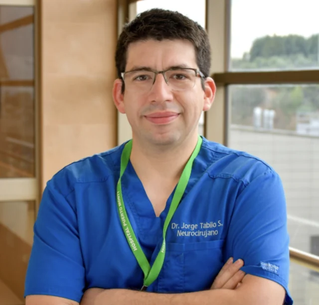 Dr. Jorge Tabilo, con uniforme clínico azul